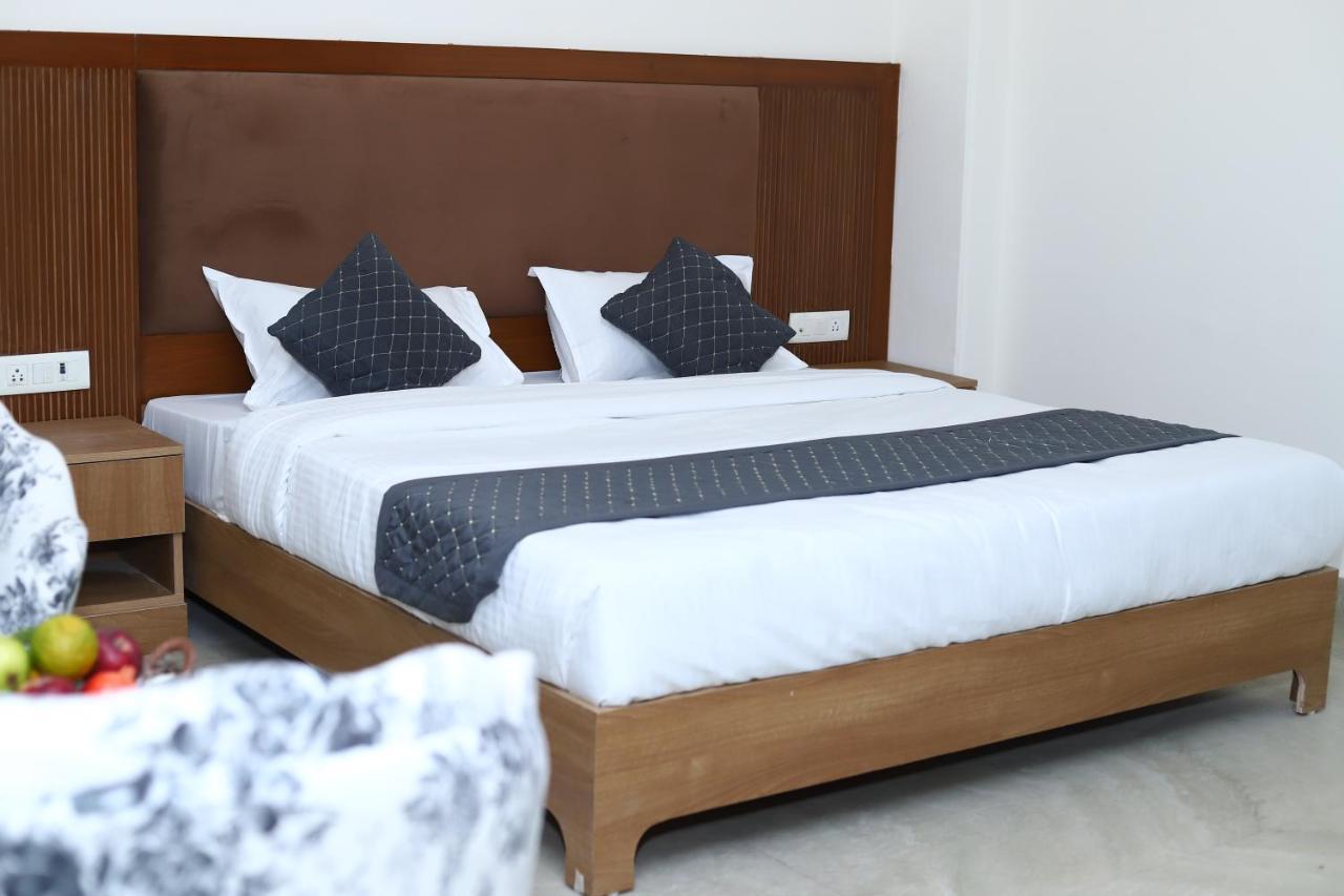 Lyf Corporate Suites - Noida Sector 19 Buitenkant foto